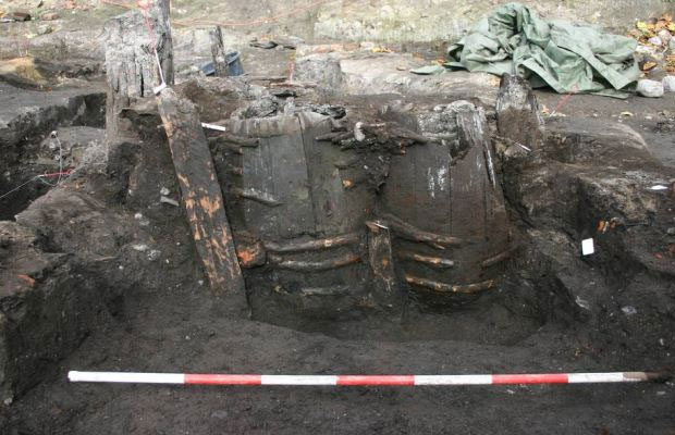 Arqueólogos encontram banheiro do século 14 com excrementos em “excelente estado”