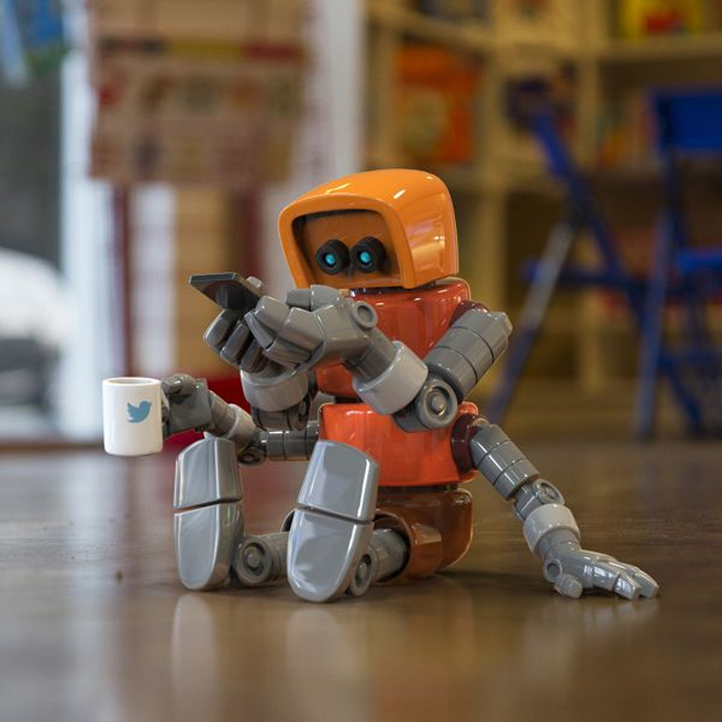 Artista cria robôs em situações do dia a dia
