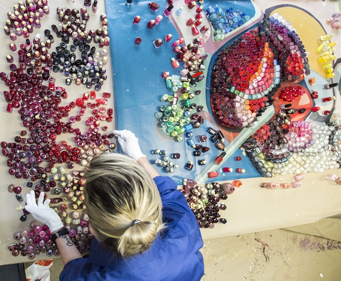 Artista cria trabalho incrível usando quase 2 mil frascos de esmalte