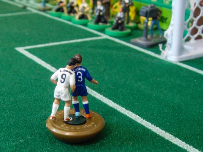 Artista recria grandes momentos da Copa do Mundo usando brinquedos