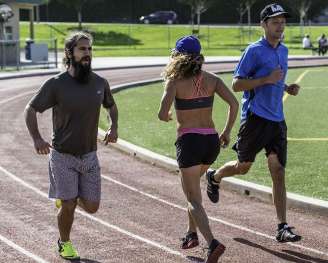 Atleta supera doença muscular e volta a competir correndo de costas