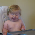 Bebê faz sucesso na internet ao ser filmado experimentando framboesa pela primeira vez