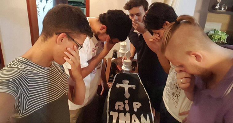 Brasileiros fazem funeral de amigo que sumiu após começar a namorar