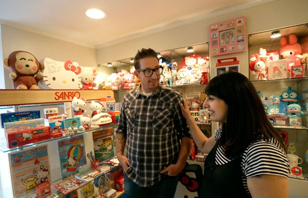 Casal apaixonado por Hello Kitty transforma residência em "museu" com produtos da gatinha