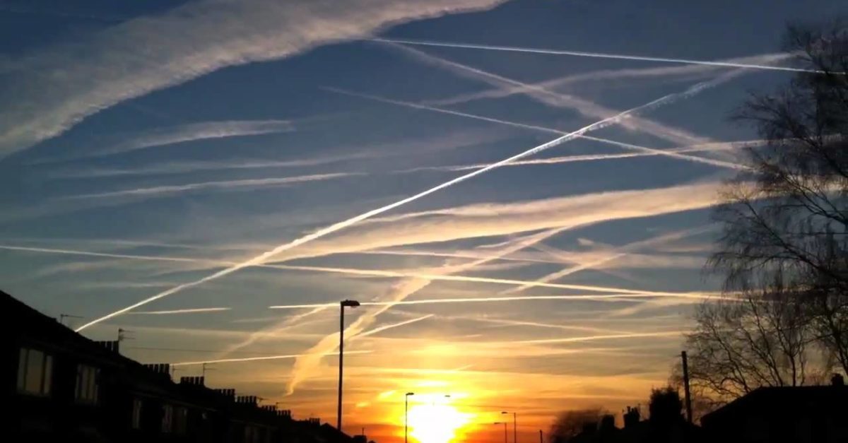 Chemtrails: rastros de aviões vão nos matar, diz teoria da conspiração