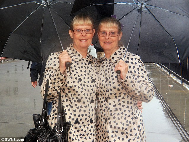 Conheça as irmãs gêmeas que se vestem da mesma forma há 14 anos