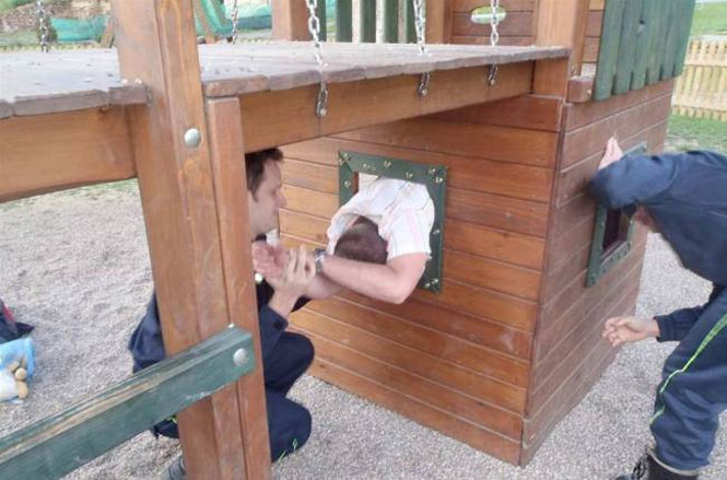 Envergonhado, homem fica preso em brinquedo de parque infantil