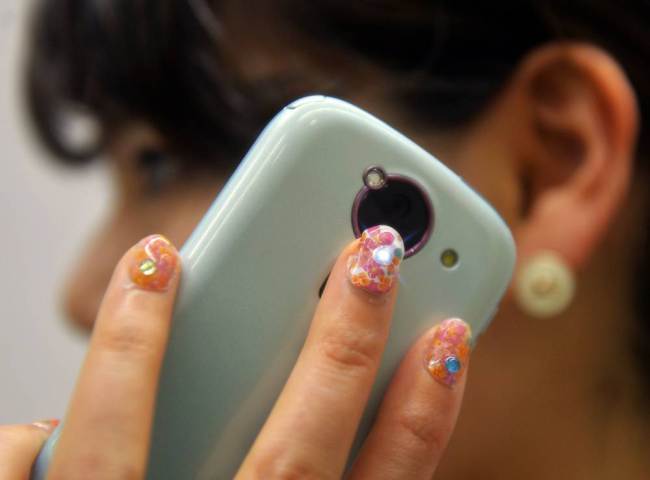 Esmalte inovador faz unhas piscarem quando pessoa recebe ligação no celular