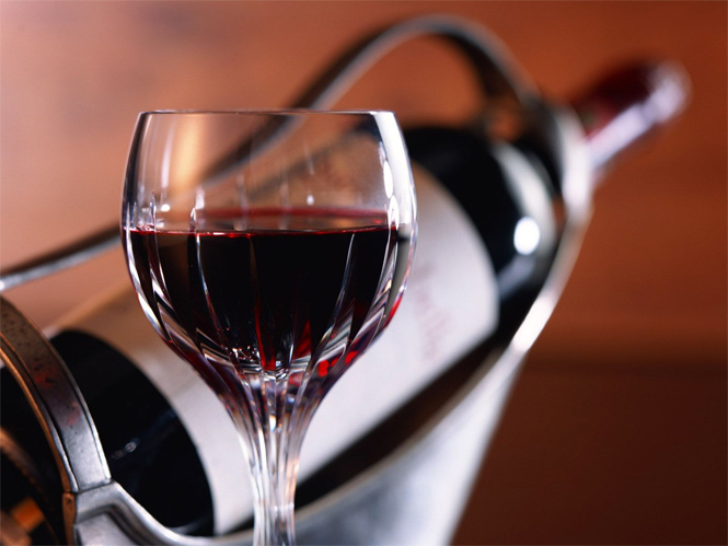 Especialista afirma: consumir uma garrafa de vinho por dia pode fazer você viver mais do que quem não bebe
