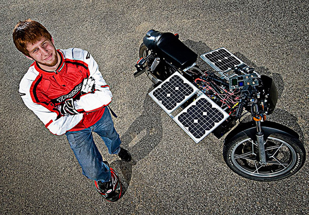 Estudante faz moto velha ganhar sistema de movimento por energia solar