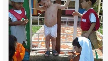 Foto de crianças interpretando momento da crucificação de Jesus Cristo se torna viral e causa polêmica no Facebook