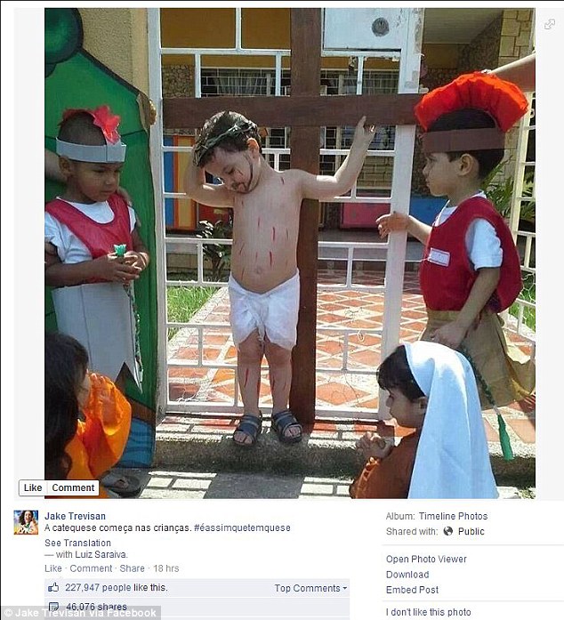 Foto de crianças interpretando momento da crucificação de Jesus Cristo se torna viral e causa polêmica no Facebook