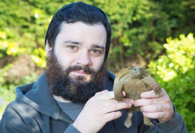 Homem arrecada dinheiro na internet para operar pênis de tartaruga
