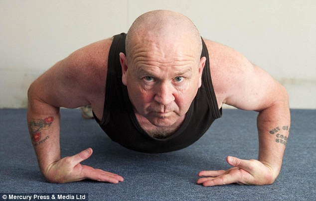 Homem de 49 anos se torna um dos mais fortes do mundo depois de conseguir 55 registros no livro dos recordes