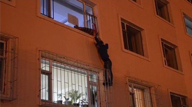 Homem encontra criança com a cabeça presa em janela de apartamento e escala prédio para evitar que vítima ficasse pendurada pelo pescoço