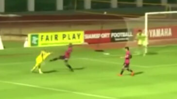 Jogador faz gol impressionante encobrindo goleiro ao bater de letra para o gol