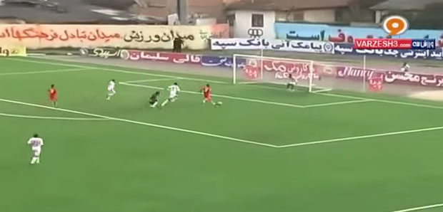 Jogador reserva invade campo e salva gol com a cabeça no Irã