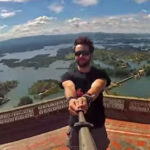 Jovem cria vídeo incrível de selfies pelo mundo e arrecada dinheiro para caridade