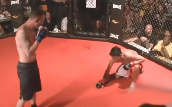 Lutador de MMA massacra oponente mas desiste da luta por medo de causar lesões graves no adversário