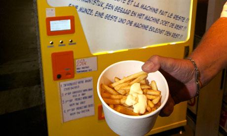 Máquina semelhante à de refrigerantes que faz batatas fritas na hora é sucesso na Bélgica