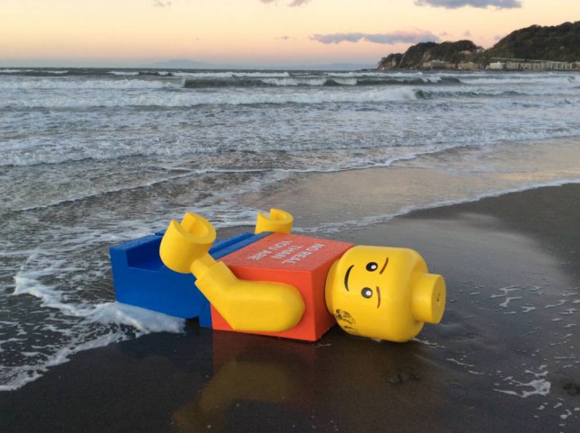 Misterioso homem gigante de Lego aparece em praia japonesa