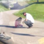 Motorista de ônibus é flagrado em momento comovente ao parar veículo para confortar criança que chorava na rua