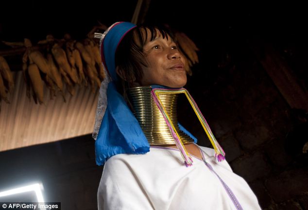 Mulheres do leste da Birmânia usam anéis de bronze no pescoço como sinal de beleza