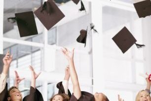 Pesquisa revela que pessoas sem diploma universitário têm mais relações íntimas do que quem já se formou