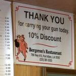 Restaurante causa polêmica ao oferecer desconto a clientes que estiverem armados