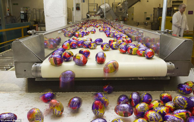Veja como é o processo de fabricação de um ovo de Páscoa dentro de uma grande fábrica