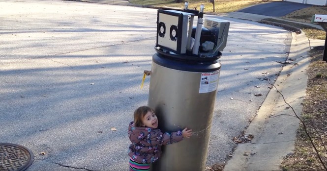 Vídeo adorável mostra garotinha confundindo aquecedor abandonado com robô