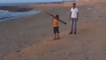 Vídeo amador mostra pai ensinando criança a atirar com lançador de granadas