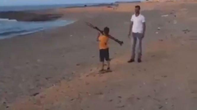 Vídeo amador mostra pai ensinando criança a atirar com lançador de granadas