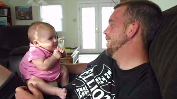 Vídeo de bebê de 2 meses dizendo eu te amo para o pai se torna viral na internet