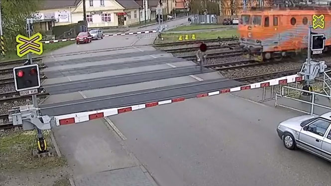 Vídeo incrível mostra idoso se levantando ileso após ser atingido por trem