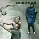 Vídeo incrível mostra momento que homem salva bebê que caía da janela do segundo andar de prédio