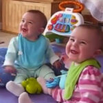 Vídeo mostra reação de bebês ao perceberem retorno dos pais para casa