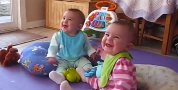 Vídeo mostra reação de bebês ao perceberem retorno dos pais para casa