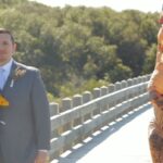 Vídeo: noiva se veste de dinossauro para pregar peça no futuro marido